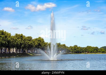 Grande fontana sul lago della città Pfaffenteich, uno dei sette laghi di Schwerin, destinazione turistica e turistica, cielo blu con nuvole, copia spazio, se Foto Stock