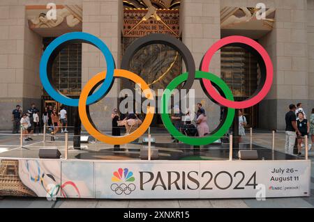 New York, Stati Uniti. 1 agosto 2024. Una mostra degli anelli olimpici che promuovono le Olimpiadi di Parigi del 2024 si trova al Rockefeller Center di Manhattan, New York. La NBC Universal ha trasformato la pista del Rockefeller Center in una piazza pubblica a tema parigino dove i visitatori possono guardare le Olimpiadi di Parigi 2024. L'attrazione è chiamata NBC Olympics Viewing Village at the Rink. (Foto di Jimin Kim/SOPA Images/Sipa USA) credito: SIPA USA/Alamy Live News Foto Stock