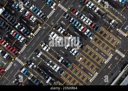 Vista aerea direttamente sopra un ampio parcheggio con posti auto per conducenti disabili o disabili Foto Stock