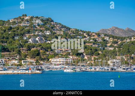 Vista di ville, case e appartamenti affacciati sul porto turistico di Port d Andratx, Maiorca, Isole Baleari, Spagna, Mediterraneo, copyright Europa: FrankxF Foto Stock