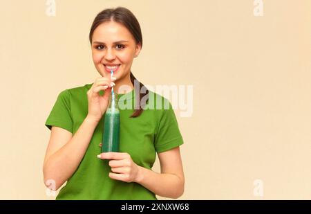 Bruna felice donna che beve succo di verdure crudo detox verde fresco. Stile di vita sano, cibo vegetariano e pasto, dieta. Bevi frullato. Nutrizione Foto Stock