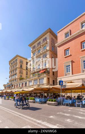 Vista dell'architettura color pastello, ristoranti e caffetterie sul lungomare di via Partenope, Napoli, Campania, Italia, Europa Copyright: FrankxFell 844-34 Foto Stock