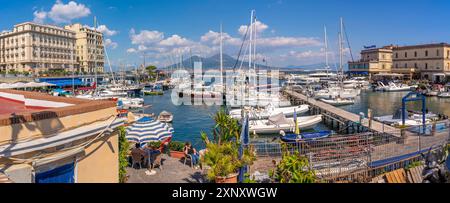 Vista delle barche nel porto, nei ristoranti e sul Vesuvio dal Castello di Ovo, Napoli, Campania, Italia, Europa Copyright: FrankxFell 844-34857 Foto Stock