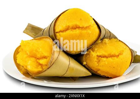 Toddy Palm Cake o Kanom Tarn, il dessert tailandese locale in piastra di ceramica su sfondo bianco con Clipping Path Foto Stock