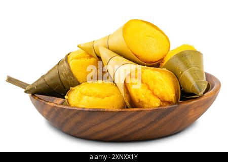 Pile di Toddy Palm Cake o Kanom Tarn, il dessert tailandese locale in ciotola di legno su sfondo bianco con percorso di ritaglio Foto Stock