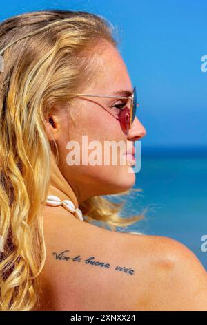 Ritratto di giovane donna bionda con tatuaggio Foto Stock