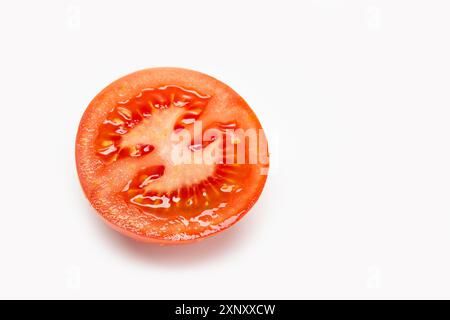 Pomodoro fresco affettato isolato su sfondo bianco Foto Stock