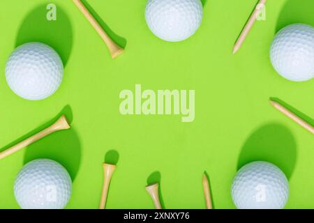 Sfondo golf. Gruppo di palline da golf e tee su sfondo verde. Spazio di copia della vista superiore Foto Stock