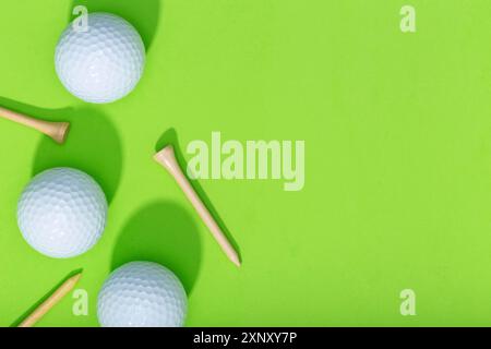 Sfondo golf. Gruppo di palline da golf e tee su sfondo verde. Spazio di copia della vista superiore Foto Stock