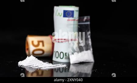 Piatto scuro con una porzione di cocaina come primo piano Foto Stock