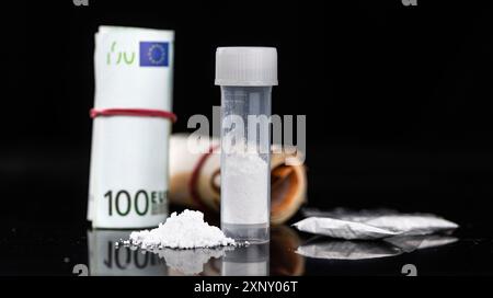 Piatto scuro con una porzione di cocaina come primo piano Foto Stock