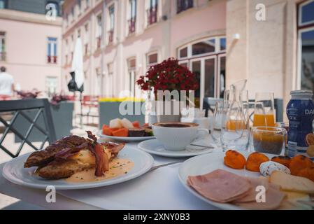 Lussuosa colazione all'aperto presso un hotel europeo di fascia alta con facciata elegante Foto Stock