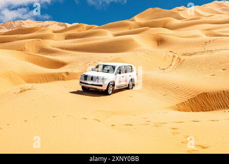 Safari in jeep fuoristrada nel bellissimo deserto di Omani Rub al-Chali Foto Stock