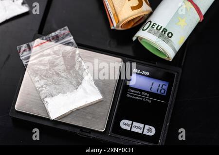 Piatto scuro con una porzione di cocaina come primo piano Foto Stock
