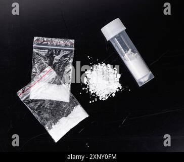 Piatto scuro con una porzione di cocaina come primo piano Foto Stock