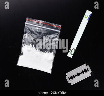 Piatto scuro con una porzione di cocaina come primo piano Foto Stock