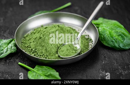 Spinaci verdi in polvere fatti in casa (primo piano, messa a fuoco selettiva) Foto Stock