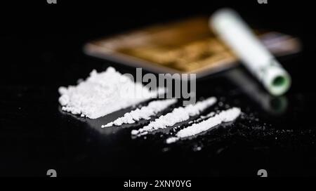 Piatto scuro con una porzione di cocaina come primo piano Foto Stock