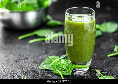 Frullato di spinaci fatto in casa (primo piano dettagliato, messa a fuoco selettiva) Foto Stock