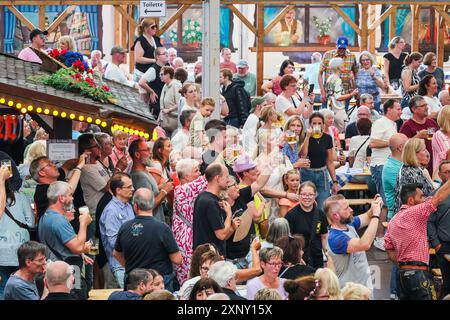 Herne, NRW, Germania. 2 agosto 2024. La tenda della birra Festzelt è al completo per l'evento. Cranger Kirmes, la seconda fiera più grande della Germania (dopo l'Oktoberfest di Monaco), si apre con la tradizionale spillatura del barile, effettuata dal sindaco Frank Dudda, dal vice PM dell'NRW Mona Neubaur e da altri, oltre all'intrattenimento della cantante tedesca Vanessa mai. La vivace fiera ha una lunga tradizione che risale al XV secolo, dove un mercato di cavalli e successivamente intrattenitori medievali, legnavano la folla. Cranger Kirmes attrae circa 4 milioni di visitatori ogni anno in un sito dedicato lungo il canale Reno-Herne. Foto Stock