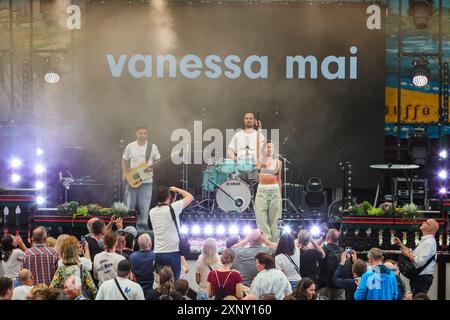 Herne, NRW, Germania. 2 agosto 2024. La cantante tedesca Vanessa mai intrattiene la folla. Cranger Kirmes, il secondo più grande festival della Germania (dopo l'Oktoberfest di Monaco), si apre con la tradizionale spillatura del barile e l'intrattenimento nella grande tenda della birra. La vivace fiera ha una lunga tradizione che risale al XV secolo, dove un mercato di cavalli e successivamente intrattenitori medievali, legnavano la folla. Cranger Kirmes attrae circa 4 milioni di visitatori ogni anno in un sito dedicato lungo il canale Reno-Herne. Crediti: Imageplotter/Alamy Live News Foto Stock