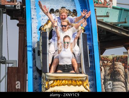 Herne, NRW, Germania. 2 agosto 2024. I visitatori si divertono su un giro in acqua. Cranger Kirmes, la seconda fiera più grande della Germania (dopo l'Oktoberfest di Monaco), si apre con la tradizionale spillatura del barile, effettuata dal sindaco Frank Dudda, dal vice PM dell'NRW Mona Neubaur e da altri, oltre all'intrattenimento della cantante tedesca Vanessa mai. La vivace fiera ha una lunga tradizione che risale al XV secolo, dove un mercato di cavalli e successivamente intrattenitori medievali, legnavano la folla. Cranger Kirmes attrae circa 4 milioni di visitatori ogni anno in un sito dedicato lungo il canale Reno-Herne. Foto Stock