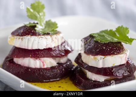 Fette di barbabietola con formaggio di capra e olio Foto Stock