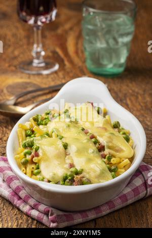 Rigatoni emiliana in casseruola su legno Foto Stock