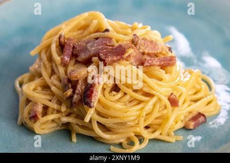 Spaghetti carbonara su piastra blu Foto Stock