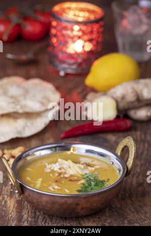 Zuppa di mulligatawny indiana in una ciotola di ottone Foto Stock