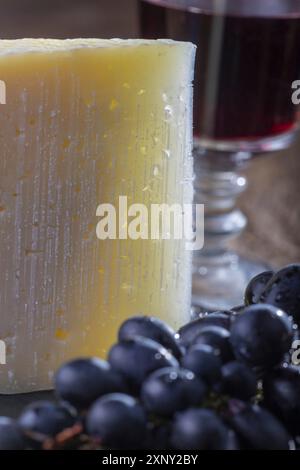 Fetta di formaggio Manchego spagnolo con vino Foto Stock