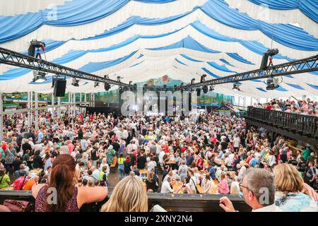 Herne, NRW, Germania. 2 agosto 2024. La tenda della birra Festzelt è al completo per l'evento. Cranger Kirmes, la seconda fiera più grande della Germania (dopo l'Oktoberfest di Monaco), si apre con la tradizionale spillatura del barile, effettuata dal sindaco Frank Dudda, dal vice PM dell'NRW Mona Neubaur e da altri, oltre all'intrattenimento della cantante tedesca Vanessa mai. La vivace fiera ha una lunga tradizione che risale al XV secolo, dove un mercato di cavalli e successivamente intrattenitori medievali, legnavano la folla. Cranger Kirmes attrae circa 4 milioni di visitatori ogni anno in un sito dedicato lungo il canale Reno-Herne. Foto Stock