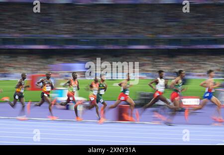 Parigi, Francia. 2 agosto 2024. I corridori gareggiano nella finale maschile di 000 m ai Giochi Olimpici di Parigi 2024 a Parigi, Francia, venerdì 2 agosto 2024. Foto di Paul Hanna/UPI credito: UPI/Alamy Live News Foto Stock
