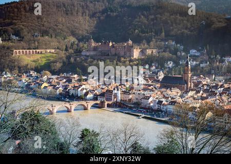 Veduta aerea della città vecchia di Heidelberg con castello e ponte, fiume neckar, germania Foto Stock