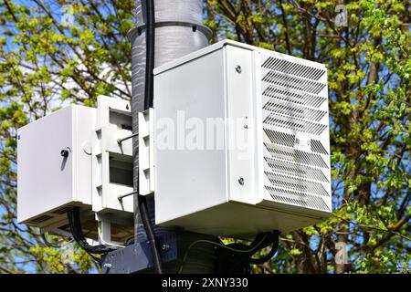 Mosca, Russia, 14 maggio. 2021. Stazioni base per reti cellulari su palo Foto Stock