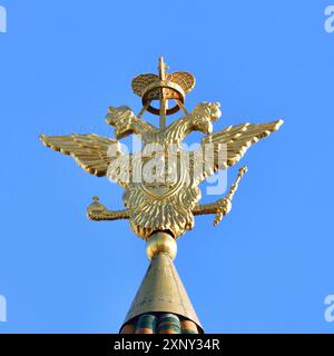 Aquila a doppia testa, stemma della Federazione Russa sulla guglia della porta della Resurrezione nel Cremlino di Mosca, Russia Foto Stock