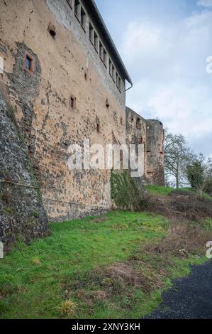 Vecchie mura del Castello con finestre in alto a lato del Castello di Ronneburg, durante le giornate nuvolose, Germania, colpo verticale Foto Stock