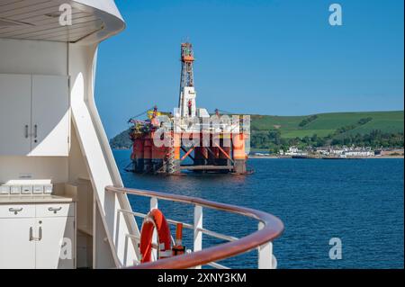 Piattaforma petrolifera Transocean leader con nave da crociera di fronte a Invergordon durante il cielo limpido Foto Stock