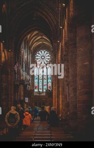 Illuminata all'interno della cattedrale di San Magno a Kirkwall, Scozia, ripresa verticale Foto Stock