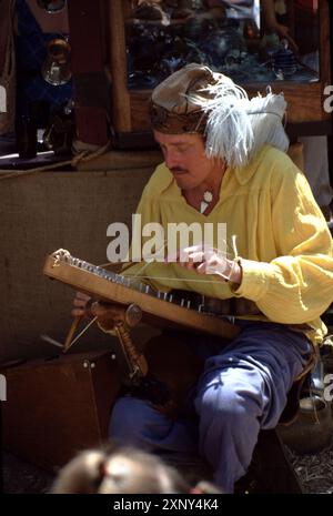 Agoura CA USA 5/1992. Renaissance Pleasure Faire. Rinascimento da 14th a 16th secoli. Giochi, cibo, giostre, cavalieri, costumi meravigliosi, e teatro popolare. Foto Stock