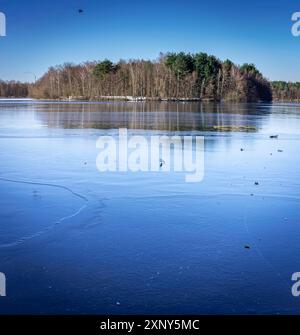 Una passeggiata nell'area ricreativa Sechs Sealed Platte a Duisburg Wedau in una giornata invernale soleggiata e fredda Foto Stock