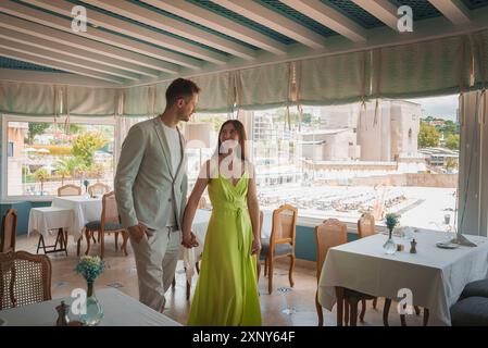 Elegante ristorante di coppia in un hotel di lusso con vista piscina e arredi eleganti Foto Stock