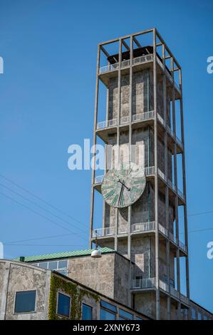 Municipio di Aarhus con torre dell'orologio, vista dall'angolo basso, cielo limpido, scatto verticale Foto Stock