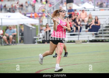 Londra, Canada. 2 agosto 2024. La Western University ospita l'evento di Field lacrosse al Mustangs Field in occasione delle partite estive dell'Ontario del 2024. Gabriella Petrusa (12) del Team Pink. Crediti: Luke Durda/Alamy Live News Foto Stock