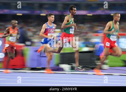 Parigi, Francia. 2 agosto 2024. Yomif Kejelcha (2° R) dell'Etiopia gareggia durante i 10000 m finali maschili di atletica leggera ai Giochi Olimpici di Parigi del 2024 a Parigi, in Francia, 2 agosto 2024. Crediti: Lui Siu Wai/Xinhua/Alamy Live News Foto Stock