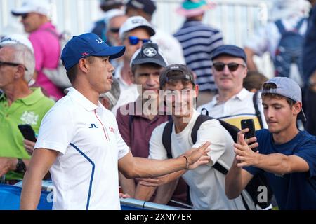 Parigi, Francia. 2 agosto 2024. Collin Morikawa degli Stati Uniti interagisce con gli spettatori durante il gioco individuale di golf maschile ai Giochi Olimpici di Parigi del 2024 a Parigi, in Francia, 2 agosto 2024. Crediti: Zhu Zheng/Xinhua/Alamy Live News Foto Stock