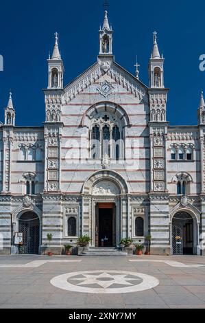 Santuario neogotico di nostra Signora di Montallegro in cima ad una collina sopra il borgo di Rapallo in Riviera italiana Foto Stock