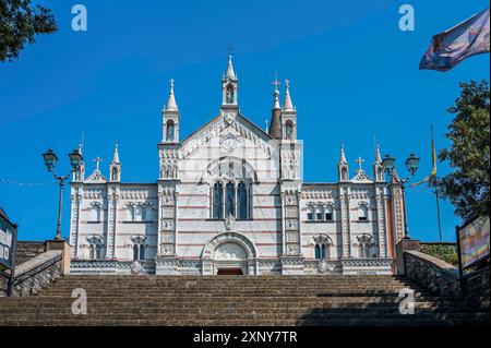 Santuario neogotico di nostra Signora di Montallegro in cima ad una collina sopra il borgo di Rapallo in Riviera italiana Foto Stock