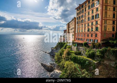 Le case colorate del villaggio marino di Camogli su La Riviera italiana vicino a Portofino Foto Stock
