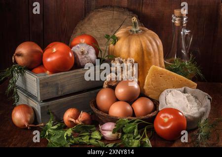 Zucca e altri ingredienti per la casseruola di zucca su sfondo scuro Foto Stock